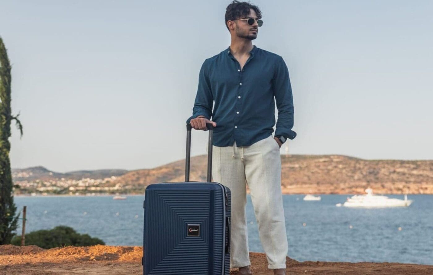 Βαλίτσα μεσαία με tsa lock διπλά ροδάκια από πολυπροπυλένιο άθραυστο υλικό και επέκταση σε σκούρο μπλέ χρώμα με γκρί λωρίδες .
